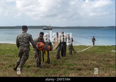 MARINESTÜTZPUNKT GUAM, Santa Rita, Guam (14. Februar 2023) Marinebataillons, die unter dem Kommandeur operieren, Task Force 75 und Marines aus dem Combat Logistics Regiment 3 führen während der Zeit von COPE North 2023 am Marinestützpunkt Guam am am am, 14. Februar 2023, eine Weiterentwicklung des verteilten Küstenlittoralen operativen Treibstofftransfersystems (DLOFTS) durch. Die multilaterale Schulungsveranstaltung umfasst etwa 1.000 US-Bürger Flugzeuge, Marines und Matrosen neben 1.000 kombinierten Mitgliedern der Japan Air Self-Defense Force, der Royal Australian Air Force und der französischen Air- und Space Force. Übungen wie Cope North verbessern die Interoperabilität Stockfoto