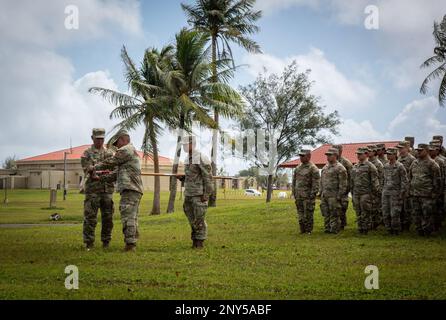 YIGO, Guam (10. Februar 2023) - Soldaten der 1224. Engineer Support Company (ESC) der Guam Army National Guard, bestehend aus der Einheit Task Force Phalanx, Und Soldaten der Guam Army National Guard Element, 1-294. Infanterie-Bataillon, H-Kompanie, 1224. Engineer Support Company und die medizinische Einheit der Guam Army National Guard, Der die Einheit Task Force Sindalu umfasst, nahm am 7. Februar an einer Zeremonie zur Übertragung der Autorität auf dem Luftwaffenstützpunkt Andersen Guam in Yigo Teil. Task Force Sindalu übernahm offiziell die Mission von Task Force Phalanx, die Sicherheitseinsätze zur Unterstützung von T bereitstellt Stockfoto