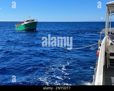 USA Coast Guard Cutter Joseph Gerczak (WPC 1126) beginnt am 5. Januar 2023 mit dem Schleppen des behinderten gewerblichen Fischereifahrzeugs (CFV) Lucky TJ über 200 Seemeilen vor Oahu. CFV Lucky TJ, ein 72 Meter langes Schiff mit zehn Seeleuten an Bord, wurde von Joseph Gerczak für etwa 35 Stunden zurück nach Honolulu gezogen. CFV Lucky TJ kam nach Sonnenuntergang am 6. Januar 2023 sicher zurück in Honolulu. Stockfoto