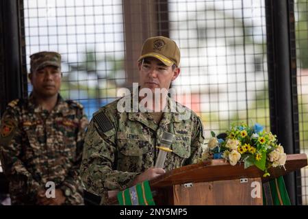 DILI, TIMOR-LESTE (10. FEBRUAR 2023) – USA Marinekapitän Sean Lewis, stellvertretender kommodore der Zerstörer-Staffel 7, spricht während der Eröffnungszeremonie der Zusammenarbeit über Wasser, Bereitschaft und Ausbildung/Meeresübung Timor-Leste, Februar 10. CARAT/MAREX Timor-Leste ist eine bilaterale Übung zwischen Timor-Leste und den Vereinigten Staaten, die darauf abzielt, die regionale Sicherheitszusammenarbeit zu fördern, maritime Partnerschaften aufrechtzuerhalten und zu stärken und die maritime Interoperabilität zu verbessern. Im 28. Jahr der KARAT-Serie werden multinationale Übungen durchgeführt, um die Fähigkeit der US-Streitkräfte und ihrer Partner zu verbessern, gemeinsam zu operieren Stockfoto