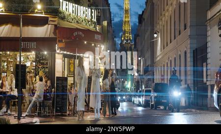 Paris-Frankreich, 12.10.2022: Action. Die Nachtstraßen einer schicken europäischen Stadt mit Blick auf Architektur, Laternen und Wandertouristen. 4 von hoher Qualität Stockfoto