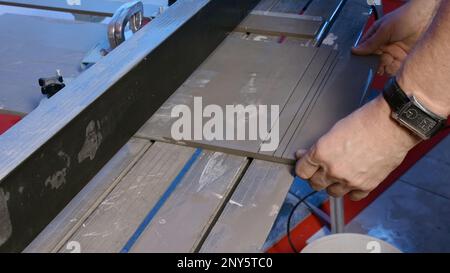 Restaurierung der Wohnung. Kreativ. Sie schärfen Holzbretter, die dann verlegt und neue Tische und Regale gefertigt werden. Hochwertige 4K-Aufnahmen Stockfoto