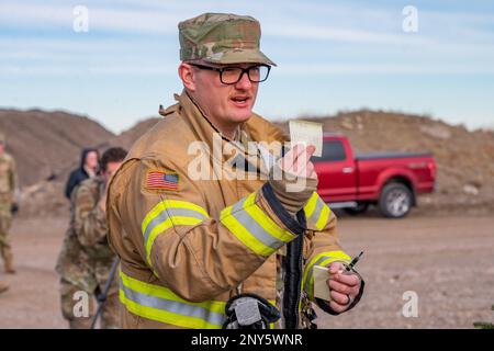 Tech. Sgt. Brett Aldrich, 341. Civil Engineer Squadron Fire Defighter, hält seine Haftnotiz "Leave the Hater in 2022" auf dem Luftwaffenstützpunkt Malmstrom am 11. Januar 2023. Die Teilnehmer der zweiten jährlichen Veranstaltung „Blow and Grow“, die von Malmströms Team für die Entsorgung von Explosivstoffen durchgeführt wurde, wurden gebeten, die Dinge, die sie 2022 hinterlassen wollten, auf einen Haftzettel zu schreiben, sie auf einen Weihnachtsbaum zu legen und zu beobachten, wie sie verbrannt werden. Stockfoto