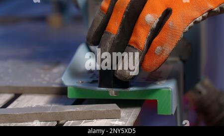 Sägebretter und Glättungsflächen. Kreativ. Reparaturarbeiten mit Spezialarbeitern in Handschuhen mit Ausrüstung. Hochwertige 4K-Aufnahmen Stockfoto