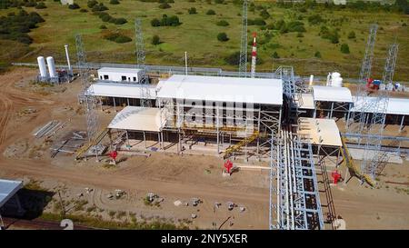 Städtische Industrie von der Drohne. Aktion. Ein Blick von der Höhe bis zum Stadtrand mit hohen Schornsteinen, aus denen Rauch austritt. Hochwertige 4K-Aufnahmen Stockfoto