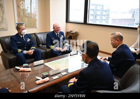 Kapitän Thomas D’Arcy, Befehlshaber der Küstenwache Cutter Kimball (WMSL 756), und seine Befehlshaber treffen sich mit Sakamaki Kenta, dem 10. Regionalen Küstenwache Japans, und seinen Mitarbeitern, um über die USA zu sprechen Partnerschaften zwischen Küstenwache und japanischer Küstenwache während eines Treffens in Kagoshima, Japan, 14. Februar 2023. Kimballs Besatzung ist in Kagoshima, um gemeinsame Schulungen und einen professionellen Austausch mit Mitgliedern der japanischen Küstenwache durchzuführen, die auf eine 2022 unterzeichnete Kooperationsvereinbarung zwischen den beiden Seeverkehrsdiensten, mit der die Operation SAPPHIRE, eine unbefristete Operation an, ausgeweitet wurden Stockfoto