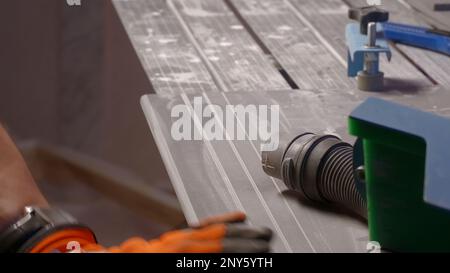 Männerarbeit. Kreativ. Einsatz von Geräten zum Querschneiden von Walzmetallrohlingen und Produkten aus verschiedenen Legierungen. Hochwertige 4K-Aufnahmen Stockfoto