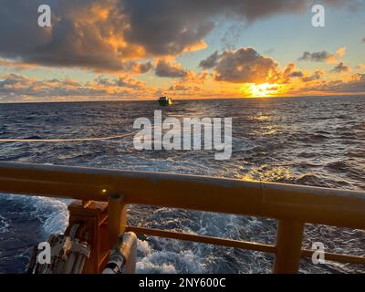 USA Coast Guard Cutter Joseph Gerczak (WPC 1126) schleppt das behinderte kommerzielle Fischereifahrzeug (CFV) Lucky TJ nach Honolulu am 5. Januar 2023. CFV Lucky TJ, ein 72-Meter-Schiff mit zehn Marinern an Bord, die über 200 Seemeilen vor Oahu behindert waren, wurde von Joseph Gerczak für etwa 35 Stunden zurück nach Honolulu geschleppt. CFV Lucky TJ kam nach Sonnenuntergang am 6. Januar 2023 sicher zurück in Honolulu. Stockfoto