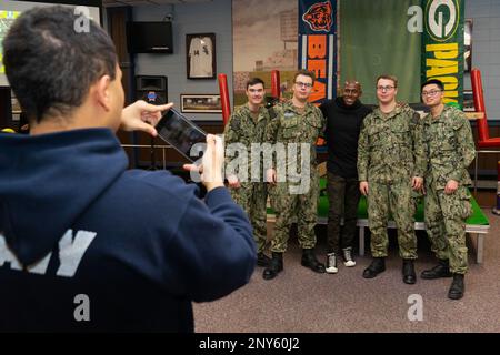 GREAT LAKES, Illinois (8. Februar 2023) Donald Driver, ein ehemaliger Wide Receiver der Green Bay Packers, trifft sich mit Matrosen an der Naval Station Great Lakes'Galley 535 bei einer Super Bowl-Mahlzeit und -Veranstaltung, die von Goodwill und MWR ausgerichtet wird. Das 1911 eröffnete NSGL ist die größte Ausbildungseinrichtung der Marine und das einzige Boot Camp der Marine. Die Anlage befindet sich auf über 1600 Morgen Land mit Blick auf Lake Michigan und umfasst 1.153 Gebäude, davon 39 im National Register of Historic Places. NSGL unterstützt über 50 Mandantenbefehle und -Elemente sowie über 20.000 Matrosen, Marines, Soldaten und Zivilisten des Verteidigungsministeriums Stockfoto