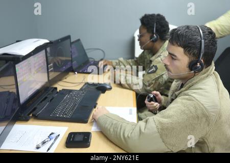 USA Army SPC. Darius Zoller und Pvt. Deja Harvey, GCA-Controller-Auszubildende der Louisian Army National Guard bei Foxtrot Company, 2-149. General Support Aviation Battalion, 36. CAB, Durchführung von Controller-Schulungen zu Radarsimulationen in Camp Buehring, Kuwait, 20. Januar 2023. (Hauptmann Steven L. Wesolowski, 36. CAB Public Affairs) Stockfoto