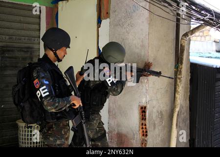 RJ - Rio de Janeiro - 10/10/2017 - Operation of the Army in the Favela ...