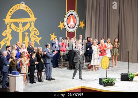 USA Gouverneur Brian Kemp leistet den Amtseid, nachdem er am 12. Januar 2023 im Georgia State Convocation Center zum 83. Gouverneur von Georgia wiedergewählt wurde. Nach seiner Amtseinführung, Gouverneur Kemp, USA Generalmajor Tom Carden, Generaladjutant von Georgien, und Oberst Chris Wright, Kommissar des Ministeriums für öffentliche Sicherheit in Georgien, überprüften eine Zusammenstellung von Soldaten, Flugzeugen, Staatspolizisten Georgiens und Freiwilligen der staatlichen Verteidigungskräfte Georgiens. Stockfoto