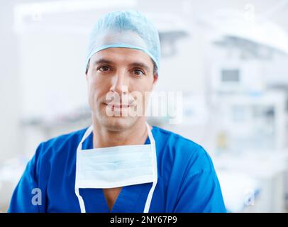 Ich kümmere mich um alles. Nahaufnahme eines entspannten, operationsbereiten männlichen Arztes. Stockfoto
