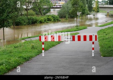 Hochwasserbarriere, Straße wegen Überschwemmung blockiert Stockfoto