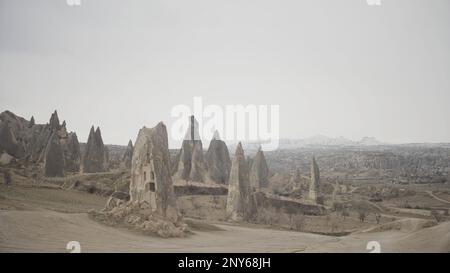 Wunderschöne Landschaft mit Steinsäulen. Aktion. Sonnenuntergang in der Wüste im Canyon mit Sandsteinen. Sandsteinsäulen stehen auf einer wunderschönen Landschaft. Kappadokien. Stockfoto