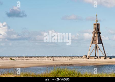 Navigationshilfe Kugelbake, das wichtigste Wahrzeichen von Cuxhaven vor blauem Himmel Stockfoto