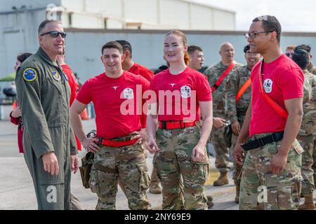 Brigg. General David Eaglin, Left, 18.-Flügelkommandeur, spricht mit der 67. Aircraft Maintenance Unit Weapons Loading Crew über die Herausforderungen, denen sich Shogun Showdown gegenübersah, ein Waffenladen-Wettbewerb auf der Kadena Air Base, Japan, am 3. Februar 2023. Ziel der Veranstaltung war es, einen freundschaftlichen Wettstreit zwischen den Waffenladungsteams für mehrere Flugzeuge zu veranstalten, Multifunktionsflugzeuge in Aktion zu präsentieren und die Arbeit zu demonstrieren, die bei der Herstellung eines Kampfflugzeugs anfällt. Stockfoto