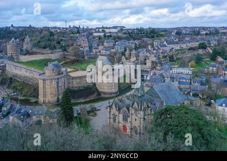 Aus der Vogelperspektive sehen Sie das Schloss und die Kirche Eglise Saint-Sulpice, die mittelalterliche Altstadt von Fougeres, das Departement Ille-et-Vilaine und die Region Bretagne Breizh Stockfoto
