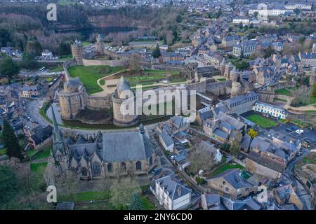 Aus der Vogelperspektive sehen Sie das Schloss und die Kirche Eglise Saint-Sulpice, die mittelalterliche Altstadt von Fougeres, das Departement Ille-et-Vilaine und die Region Bretagne Breizh Stockfoto