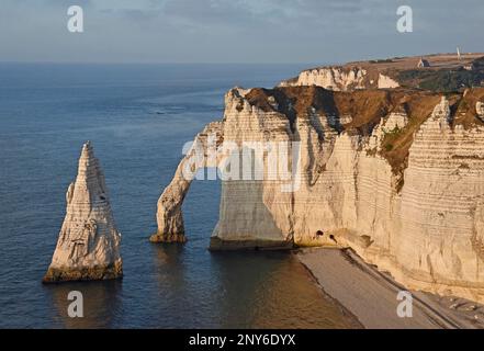 Kreidefelsen, Felsnadel Aiguille und Porte Daval im Falaise Daval im Abendlicht, Etretat, Alabasterküste, La Cote dAlbatre Stockfoto