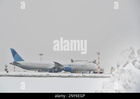 Im Winter vor dem Start eintauchende Luftfahrzeuge, United Airlines, Boeing, B787-9, B 787-900, Dreamliner, Flughafen München, Oberbayern, Bayern Stockfoto