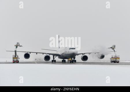 Im Winter vor dem Start eintauchende Flugzeuge, Lufthansa, A340, Flughafen München, Oberbayern, Bayern, Deutschland Stockfoto