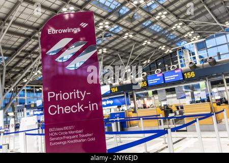 Express-Check-in am Flughafen Stuttgart, Terminal mit Schalter der Fluggesellschaft Eurowings, Stuttgart, Baden-Württemberg, Deutschland Stockfoto