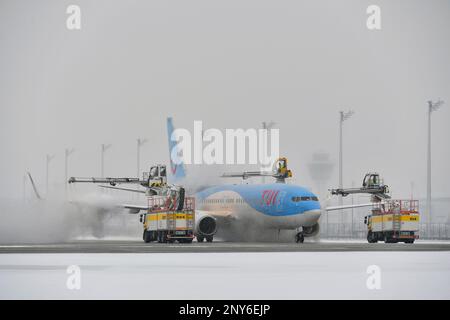 Deisungsflugzeug im Winter vor dem Start, TUI, Boeing, B737-800, B 737 MAX, Flughafen München, Oberbayern, Bayern, Deutschland Stockfoto