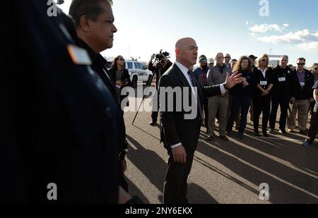 USA Minister für innere Sicherheit, Alejandro N. Mayorkas, besucht die USA Zoll- und Grenzschutzbeamte sowie DHS-Kollegen, da das CBP vor dem Super Bowl LVII in Glendale, Arizona, am 6. Februar 2023 nicht-intrusive Inspektionen auf einem sicheren Grundstück durchführt. CBP Foto von Glenn Fawcett Stockfoto