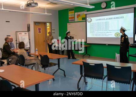 CHICAGO (20. Jan. 2023) Rear ADM. Jennifer Couture, Commander, Naval Service Training Command (NSTC) (dritter von links), erhält eine Unit Brief von George Westinghouse College Prep High School Navy Junior Reserve Officers Training Corps (NJROTC) Kadetten während eines NJROTC-Standortbesuchs am 20. Jan. Couture und ihr NSTC-Personal mit Hauptsitz in Naval Station Great Lakes, Illinois, beaufsichtigen das NJROTC-Programm, das aus mehr als 600 Einheiten in den USA besteht. Stockfoto