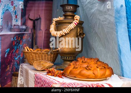 Russischer traditioneller Wasserkocher, Brot auf dem Tisch in einer traditionellen russischen Wohnung. Dorfleben in Russland. Traditioneller russischer Kuchen Kournik und Sa Stockfoto