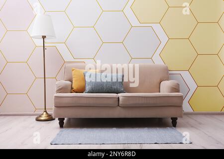 Strukturierte Wand mit Wabenmuster im stilvollen Wohnzimmer Stockfoto