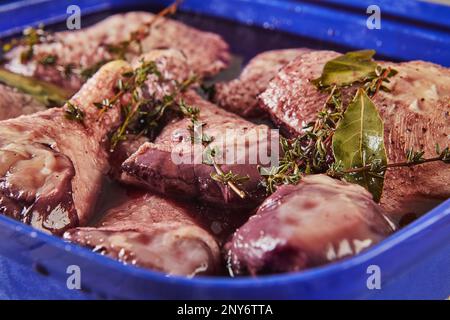 Hühnchen mariniert in Rotwein mit Rosmarin in der Schachtel. Schließen. Stockfoto