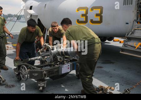 NATUNA SEA (8. JANUAR 2023) – USA Marines mit Marine Medium Tiltrotor Squadron (VMM) 362 (rein.), 13. Marine Expeditionary Unit, entfernt das alte Fahrwerk eines MV-22B Osprey an Bord des Amphibienschiffs USS Makin Island (LHD 8), 8. Januar 2023. Die 13. MEU ist eine einsatzbereite Kraft und trainiert, um mit Hilfe der Marinekraftprojektion schnell auf Krisen in allen Bereichen zu reagieren. 7. Fleet sind die USA Die größte Flotte der Navy, die mit einer Anzahl von Flotten ausgestattet ist, arbeitet regelmäßig mit Alliierten und Partnern zusammen, um eine freie und offene Region Indopazifik zu erhalten. Stockfoto