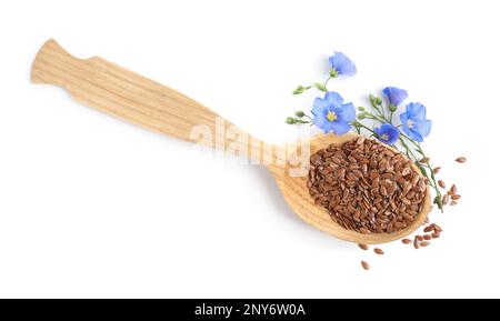 Holzlöffel mit Flachsblumen und Samen auf weißem Hintergrund, Draufsicht Stockfoto