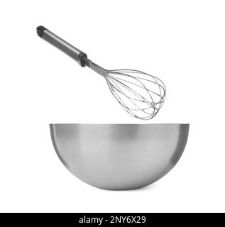 Schneebesen und Schüssel aus Metall auf weißem Hintergrund Stockfoto