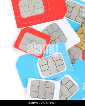 Stapel verschiedener SIM-Karten auf weißem Hintergrund, Draufsicht Stockfoto