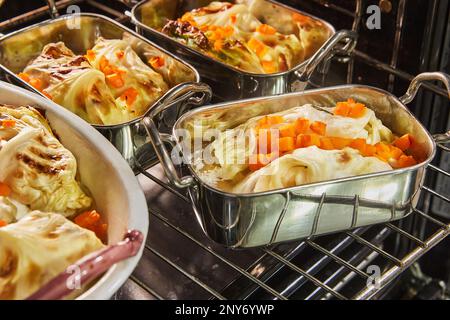 Kohlbrötchen mit Lachs, Karotten und Sauce werden im Ofen gebacken. Französisches Rezept. Stockfoto