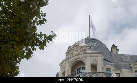 Niedriger Winkel Blick auf ein herrliches Gebäude mit rundem Dach und Statuen. Aktion. Architekturkonzept Stockfoto