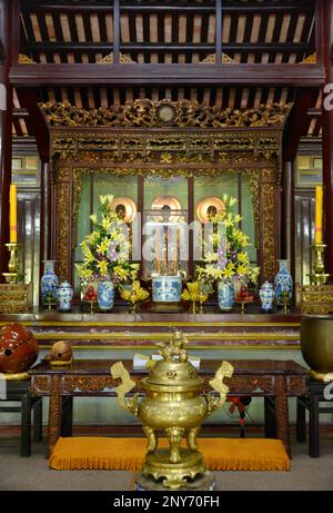 Altar, Haupthalle, Thien Mu Pagode, Hue, Vietnam Stockfoto