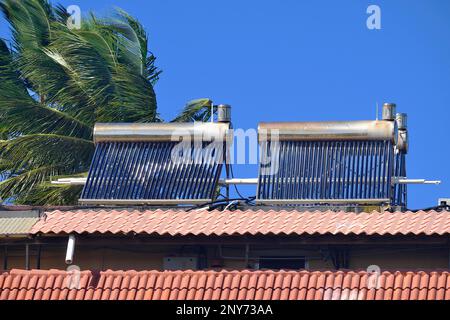 Röhrenförmige Sonnenkollektoren für die Warmwasserproduktion auf einem Hoteldach in Cabarete, Cabarete, Dominikanische Republik, Karibik, Mittelamerika Stockfoto