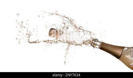 Sekt spritzt aus der Flasche auf weißem Hintergrund Stockfoto