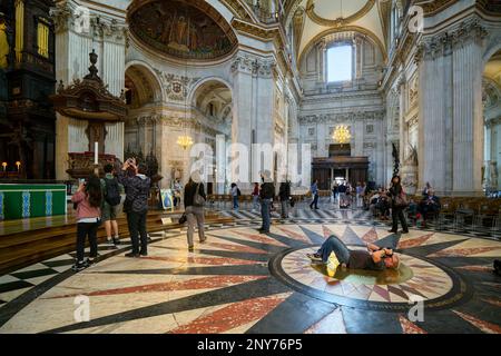 Fotograf bei der Arbeit in der St. Pauls Cathedral Stockfoto