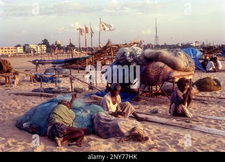 Fischer, die sich am Marina Beach in Chennai, Madras, Tamil Nadu, Indien ausruhen Stockfoto