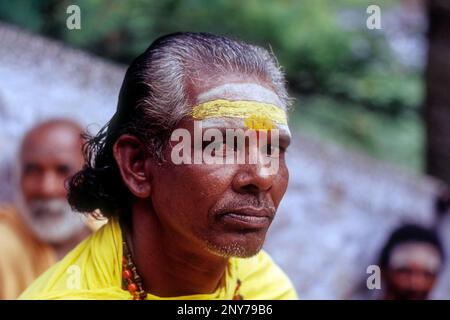 Ein Sadhu auf den Stufen des Arulmigu Dhandayuthapani Swamy Temple in Palani in der Nähe von Coimbatore, Tamil Nadu, Indien Stockfoto