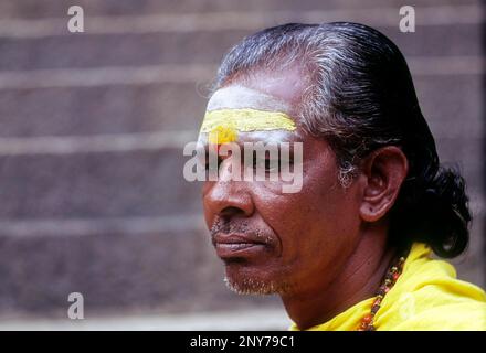 Ein Sadhu auf den Stufen des Arulmigu Dhandayuthapani Swamy Temple in Palani in der Nähe von Coimbatore, Tamil Nadu, Indien Stockfoto