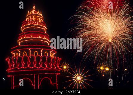 Neonlichter und Feuerwerk beim Pooram Festival in Thrissur Trichur, Kerala, Südindien, Indien, Asien Stockfoto