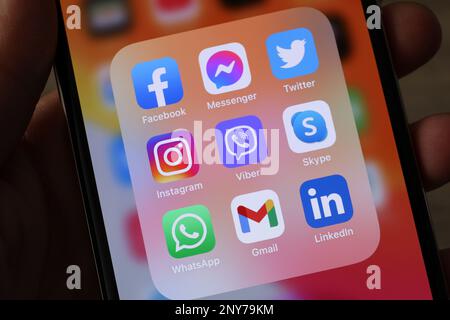 MYKOLAIV, UKRAINE - 09. AUGUST 2021: Frau mit Smartphone und Social-Media-Apps-Symbolen auf dem Bildschirm, Nahaufnahme Stockfoto