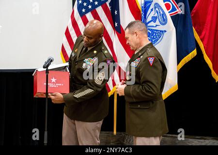 Oberstleutnant Sheldon Chambliss, links, Ohio Army National Guard State Command Sergeant Major, Überreicht Brigadegeneral Thomas E. Moore II. Im Auftrag der nicht kommissionierten Offiziere der Ohio Army National Guard während einer Zeremonie für Moore im Major General Robert S. Beightler Armory in Columbus, Ohio, 19. Januar 2023. Moore, ein Einheimischer aus Cumberland, Ohio, ging nach einer 33-jährigen Karriere in den Ruhestand, die einen Dienst im aktiven Dienst und in der Ohio Army National Guard umfasste, und gipfelte in seinem Einsatz als stellvertretender Generaladjutant der Ohio Army von 2020 bis 2022. Stockfoto