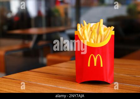 MYKOLAIV, UKRAINE - 11. AUGUST 2021: Große Portion von McDonald's Pommes auf dem Tisch im Café. Platz für Text Stockfoto